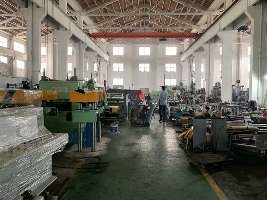 Soğuk haddehane, kaynaklı boru fabrikası, rulo şekillendirme makinesi vb. için 0,6 ~ 10 mm kalınlığa kadar kullanılan çelik bobin dilme hattı
